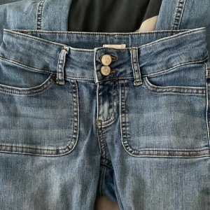 jeans från nelly - Jätte fina jeans från Nelly. Jag har klippt dem i slutet (syns på bild). Längd passar mig som är 1,56, midja 32cm.