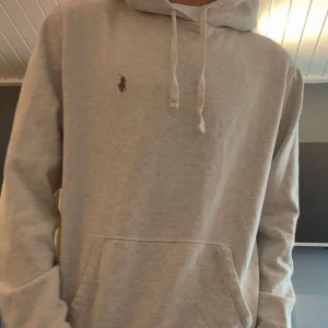 Grå polo Ralph laruren hoodie  - Fräsch polo Ralph lauren hoodie i storlek M. Inga defekter 