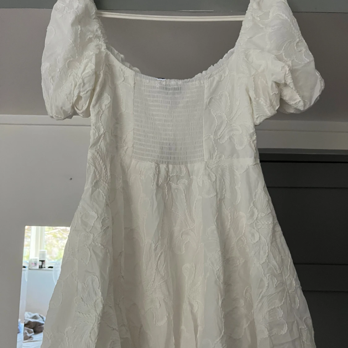 Vit kortklänning med puffärmar - 1