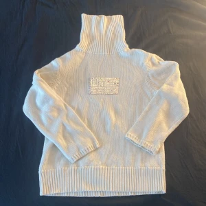 Polo Jeans CO Ralph Lauren  - Säljer en vit Ralph Loren tröja med en amerikans logga på har kommit nån röd färg på flaggan men kan nog tas bort. Har en lång hals. Storlek Smal. Pris kan diskuteras 