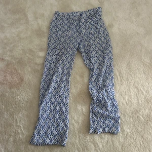 Mönstrade byxor från Zara i blått och vitt - Mönstrade byxor från zara! 