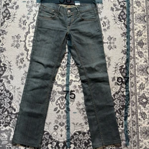 Levi's mörkblå jeans straight fit - Klassiska Levi's jeans i mörkblå tvätt med raka ben och femficksmodell. Snygga kontrastsömmar och ikonisk läderpatch bak i midjan. Jeansen har normal passform och är tillverkade i slitstarkt denimtyg. Perfekta för en avslappnad och tidlös look.