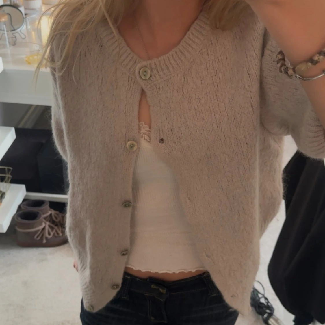 Beige stickad kofta med kort ärm