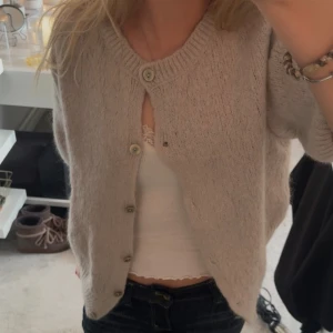 Beige stickad kofta med kort ärm - Supermysig alpaca ullskofta från le magda💕 Den är i jätte bra skick men kommer tyvärr inte till användning😊 Nypris 850