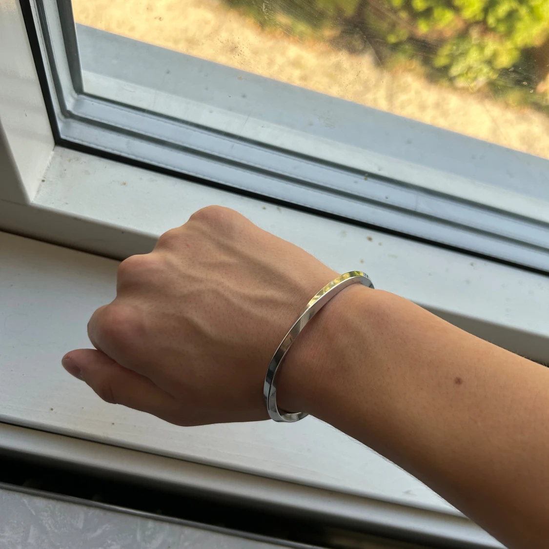 Silvrigt minimalistiskt armband