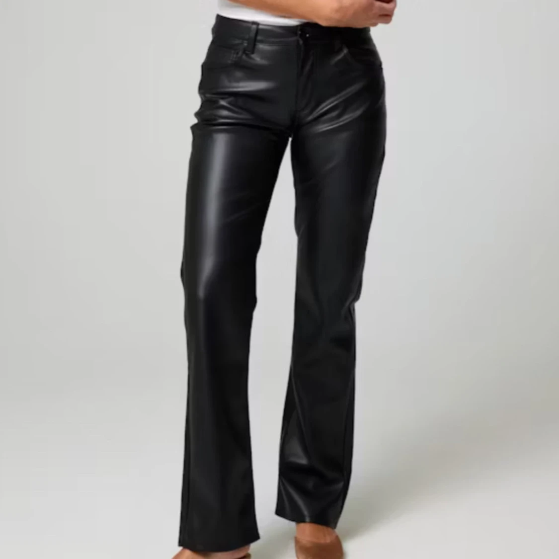 Svarta skinnbyxor