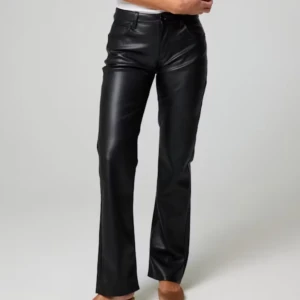 Svarta skinnbyxor - säljer nu dessa jättefina skinn byxor från bikbok då jag aldrig använt dom så i princip oanvända, de är i storlek 40 men sitter som en storlek 38. 