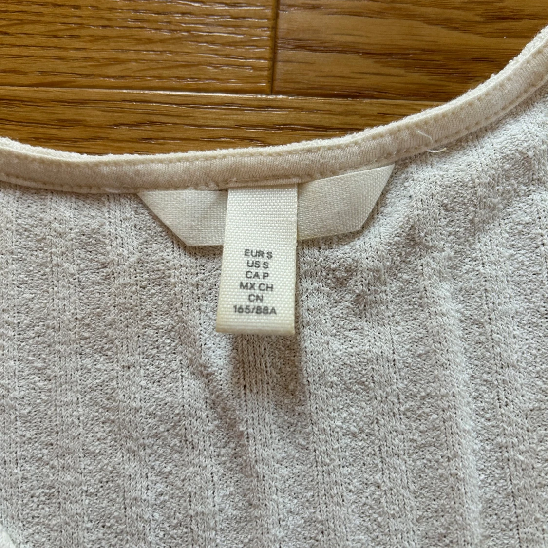 Vit ribbad topp med knappar från H&M - 1