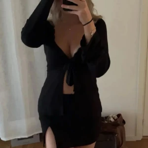 Svart omlottopp med knyt framtill - Snygg svart långärmad Design By Si topp. Storlek Xs/S. Köpt för ungefär 400kr.