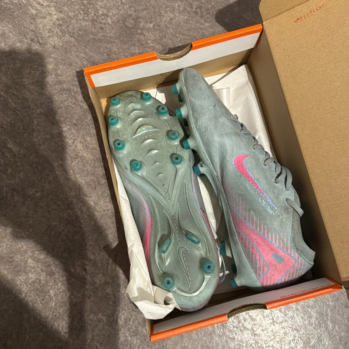 Nike fotbollsskor grå med rosa detaljer modell är PRO Nike  - 2