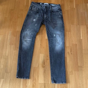 Replay Jeans - Ett par schyssta gråa replay jeans med slitningar, 32x32. 9/10 skick, knappast använda. Modellen är anbass.
