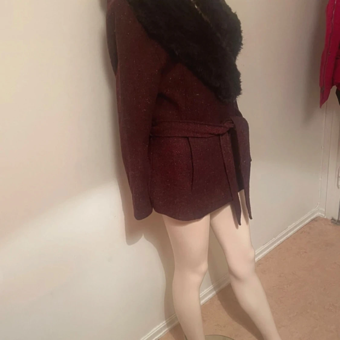 Vinröd kappa med fuskpäls och bälte - 1