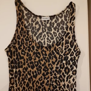 Leopardmönstrad topp från Dolce & Gabbana - Leopardmönstrad ärmlös topp från Dolce & Gabbana. Snygg och åtsittande passform, snygg för höstens fester. Väldigt sparsamt använd.