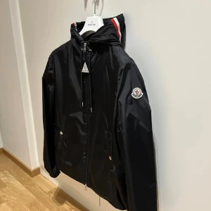 Moncler grimpeus - Modell: Moncler Grimpeurs Size: Size 0/XS Cond: 9.5/10 Använd 2-3 gånger. Nypris 9000 kr. Triangel formade moncler märket på dragkedjan har jag tagit av eftersom man såklart tar bort den när man använder, fast den medföljer ändå som äkhetsbevis. Scannar man QR koden går den rakt till moncler webbsidan också. Pris går att diskutera. Digitalt kvitto finns.