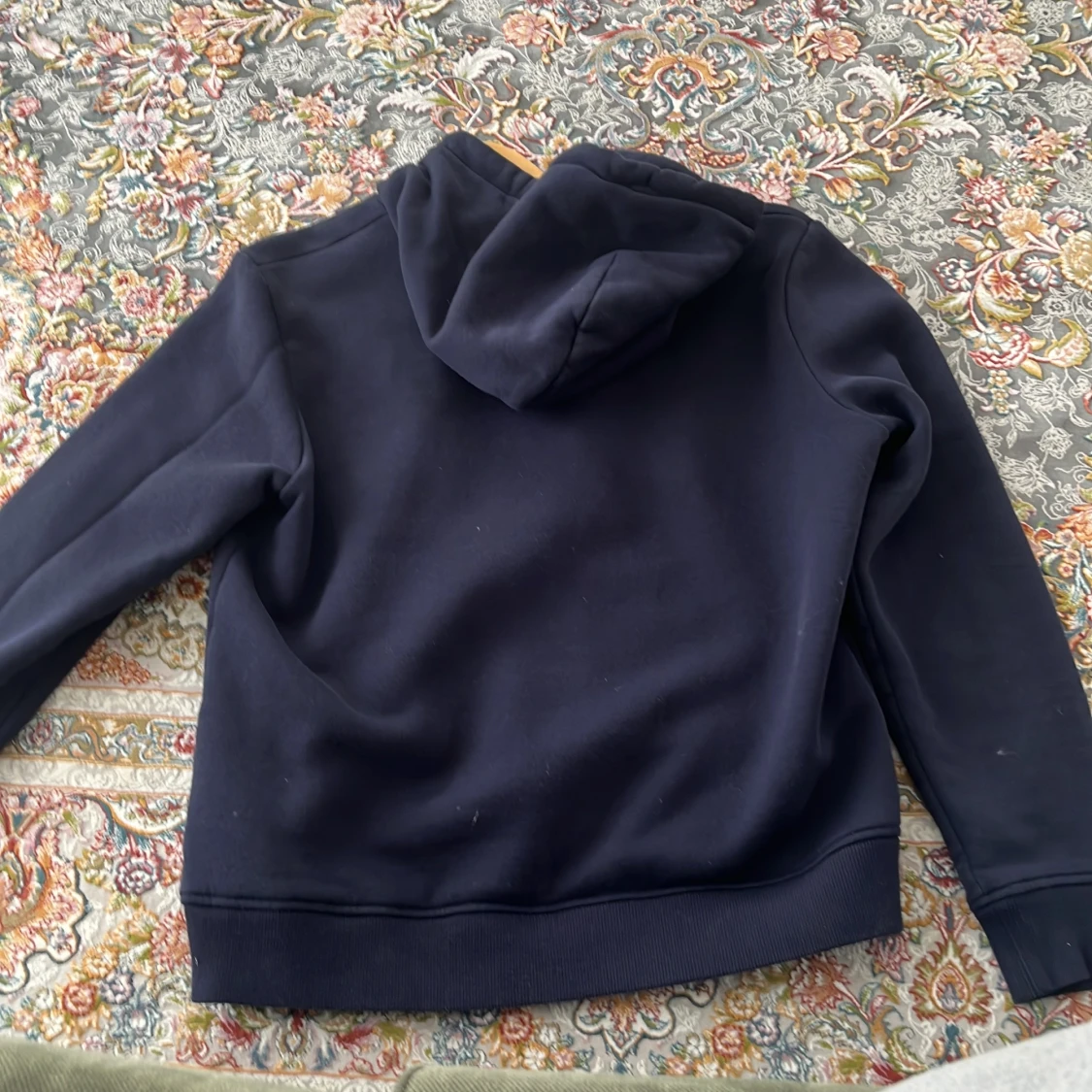 Marinblå hoodie från GANT med brodyr - 1