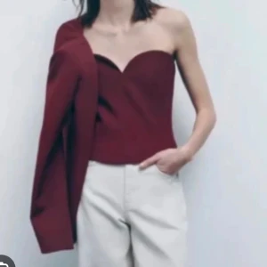 Vinröd korsett ZARA - Supersnygg korsett/bandeau från Zara i toppenskick! 