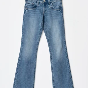Blå lowaist bootcut jeans från Gina - Snygga blå jeans med bootcut-modell och utsvängda ben. Jeansen har klassisk femficksdesign, normalhög midja och är tillverkade i mjukt denimtyg. Perfekta för dig som gillar en avslappnad men trendig look. Enbart testade, inga tecken på användning💕strl 158 passar xxs/xs