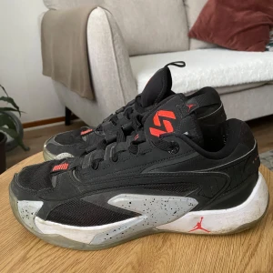 Jordan luka 2 - Säljer ett par svarta Jordan luka 2, bra till att spela inomhussport och är jätte sköna, dem är lite sönder vid snöret men det är inget att oroa sig om för de ändrar inget