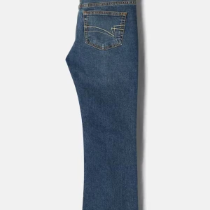 Blå jeansbyxor med bootcut - Klassiska blå jeansbyxor med bootcut-snitt och snygga kontrastsömmar på bakfickan. Jeansen har en tidlös look och är tillverkade i slitstarkt denimtyg. Perfekta för dig som gillar en avslappnad men ändå trendig stil.