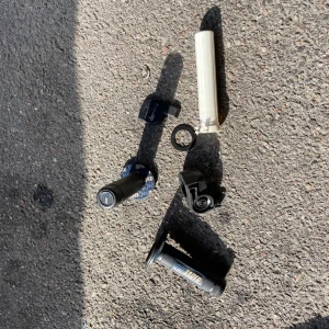 ProTaper styre och tillbehörspaket - Komplett paket med ProTaper styre, handtag, gasrulle, filter, CDI, tändspole och förgasare. Perfekt för cross eller moped. Styret är nytt i förpackning, övriga delar i gott begagnat skick. Inga synliga skador, endast normalt slitage. Uppgradera din hoj med kvalitetsdelar!