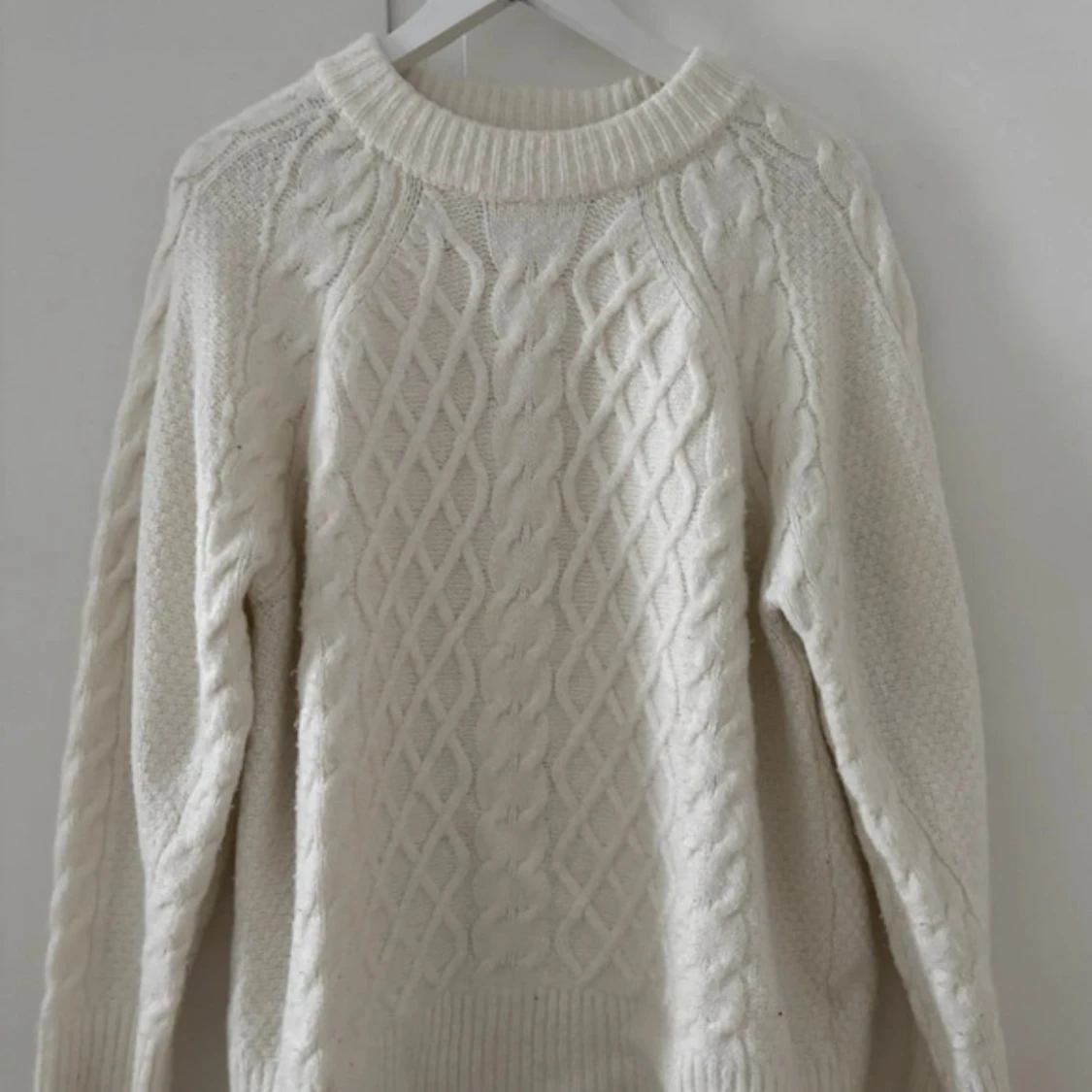Vit stickad kabeltröja