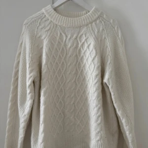Vit stickad kabeltröja - Vit stickad tröja
