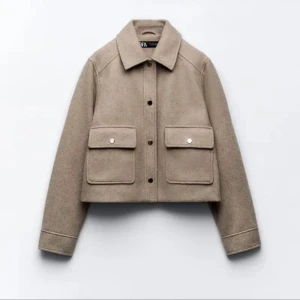 Beige cropped kappa från Zara  - Höst kappa från zara, använt 1-2 gånger ute, höst jacka! 💞 köptes för 699kr och säljer den för 250kr kan även diskuterq priser!!!