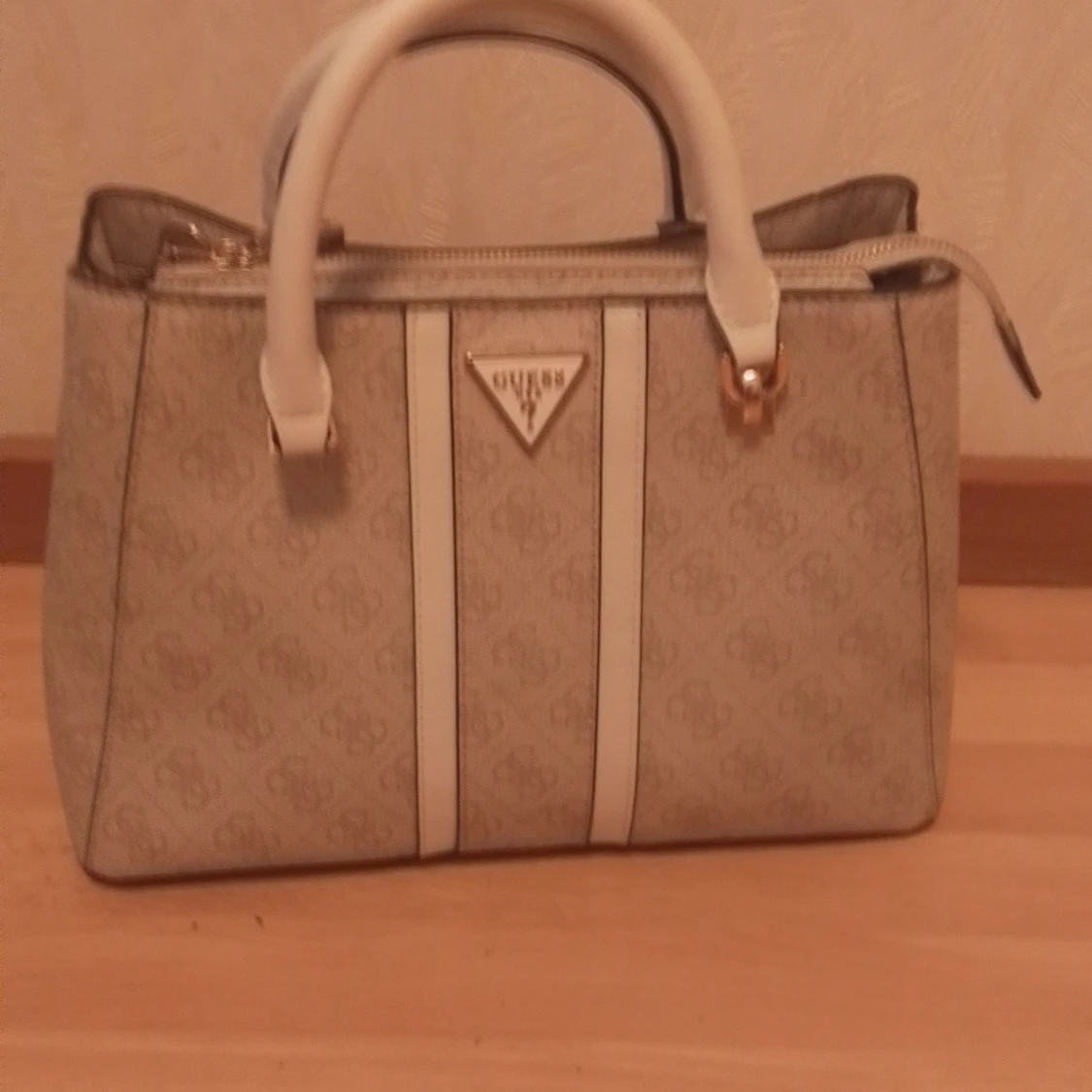 Beige handväska från Guess