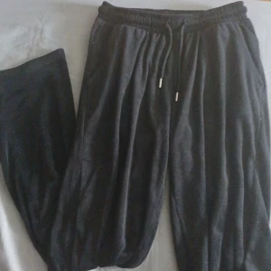 Svarta mjukisbyxor från Teen Studio - Svarta mjukisbyxor från Teen Studio med resår och snörning i midjan. Byxorna har två fickor fram och två bakfickor. Perfekta för chill eller träning, riktigt sköna och mjuka.