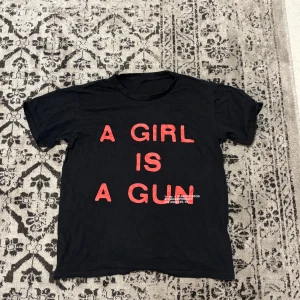 PLEASURES AGIAG - Såljer nu en fet och unik T-shirt från PLEASURES. Köpt för 2 år sedan ♻️. Hör gärna av er vid frågor!