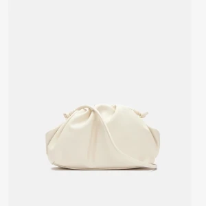 Off white clutch - Off white clutch från Even&Odd, slutsåld! Sminkfläckar på insidan men inga defekter utanpå, väskan tvättas invändigt innan köp, med risk för att vissa sminkfläckar finns kvar!!! 🤍