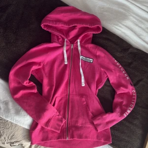 Rosa hoodie från Hollister med huva - Jättejätte fin hollister tröja!! Materialet är suuper skönt och tunt💗                                                   Tröjan har inga defekter eller fläckar vad jag kan se💗 om ni vill ha bild på, fråga jätte gärna!!