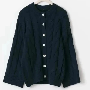 Mörkblå stickad kofta med knappar - Mörkblå stickad kofta från Gina Tricot i storlek M, använd någon gång men i nyskick. Helt slutsåld därav priset