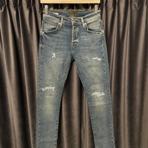 Jack&jones jeans  - Jack&jones jeans - skick 9/10, otroligt fint skick! - stl 28/32 - modell: slim Glenn - skriv om ni vill ha mått 📏- sjukt eftertraktade jeans med feta slitningar! - hör av er vid frågor!🙌