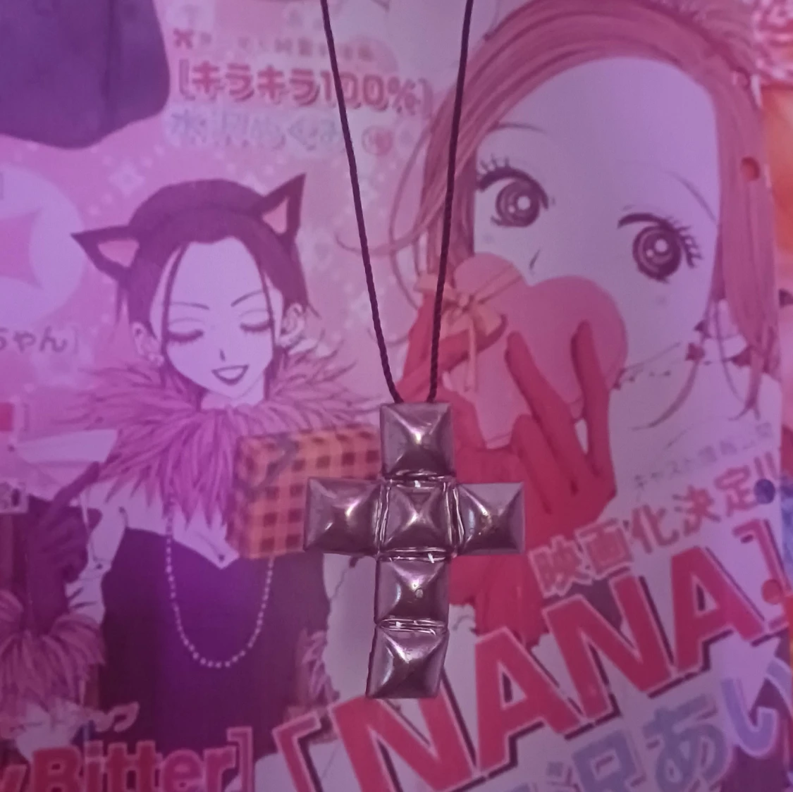 Silvrigt korshalsband med nitar