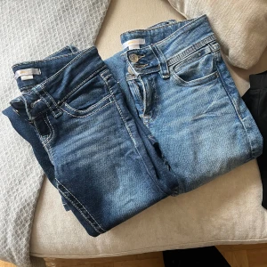 Blå jeans från Gina Tricot, stl 140 - Säljer ett par klassiska blå jeans från Gina Tricot i storlek 140. Jeansen har fem fickor, dragkedja och knapp framtill samt snygga slitningar och kontrastsömmar. Modellen är lätt utsvängd och materialet är mjukt denim för en bekväm känsla. 