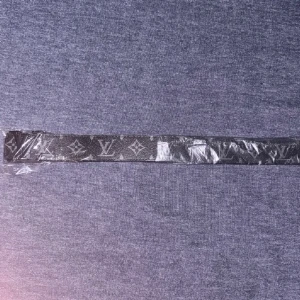 Svart monogram bälte - Hej säljer nu mitt svarta bälte i läder. Riktigt snyggt passar alla tillfällen. Storlek 120cm men man kan göra egna hål så att det passar för alla. Kom privat om frågor och pris kan diskuteras.riktigt bra kvalite.