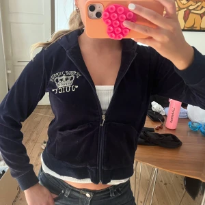 Juicy Couture sip up hoodie - Gammal modell på Juicy Couture zip up i mörkblå färg.💙