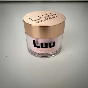Akryl pulver  - Akryl pulver Universal pink från luu nails. Endast swatchad. Nypris 149kr tror jag. 