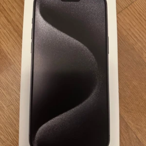 iPhone 15 Pro Max - Säljer en iPhone 15 Pro Max, Silver, 256GB. Telefonen är i nyskick öppnad men helt oanvänd, nyköpd och levereras komplett i originalförpackning. Kraftfull prestanda, avancerad kamera med tre linser och elegant design. Perfekt för dig som vill ha det senaste från Apple. 