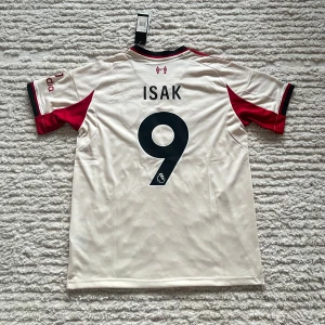 Isak Liverpool away jersey 25/26 - Hejsan! Helt ny Isak den mäktige tröja med Premier League-märke. Helt oanvänd.   Anledningen till att dessa tröjor kostar lite mer än de andra är att jag betalade för FedEx expressfrakt och tull, och jag vill ge dig chansen att få tröjan innan mågon annan  Zorro 🫱🏻🫲🏻
