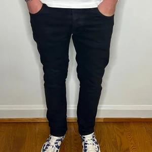 Svarta Nudie Jeans - Jeans från Nudie Jeans. Skick - 7/10. Nypris - 1400kr ungefär. Mitt pris - 499kr. Storlek 32/32.