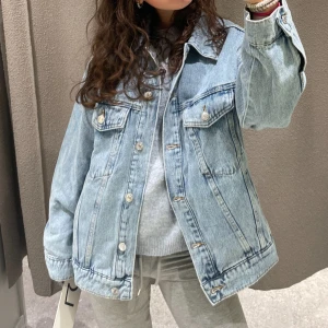  ljusblå jeansjacka - Säljer en oversized ljusblå jeansjacka med klassisk krage, bröstfickor med knappar och silverfärgade detaljer. Jackan har långa ärmar och en avslappnad passform, perfekt för en chill och trendig look.