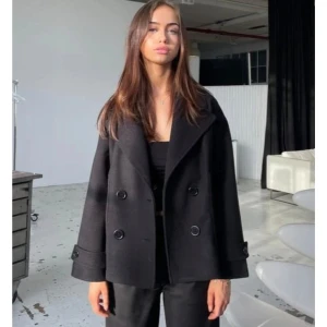 Design by si kappa - Min jättefina design by si kappa, använd men i mycket bra skick! Perfekt till hösten/våren. Storlek xs/s