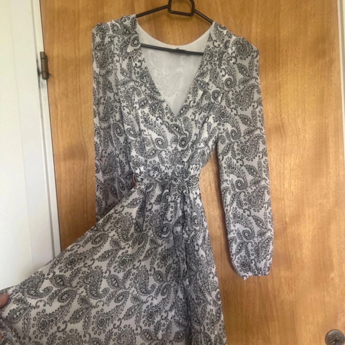 Vit paisleymönstrad klänning NLY Trend