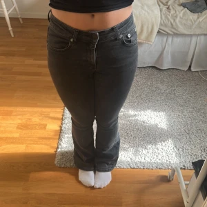 Lågmidjade svarta bootcut jeans - Snygga svarta jeans med bootcut och låg midja. Jeansen har klassisk femficksdesign, bälteshällor och dragkedja med knapp. Materialet är stretchigt  och passformen är normal med utsvängda ben nertill. Perfekta för en trendig och avslappnad look 💓Pyttelite slitet på höger ben nertill, men det är ingenting man ser när man har jeansen på sig! ☺️