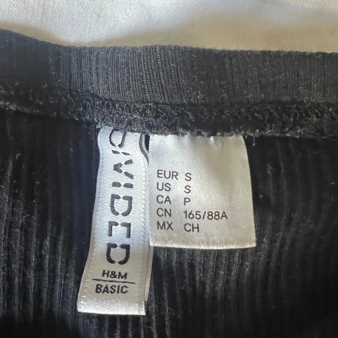 Svart ribbad topp från H&M Basic - 1