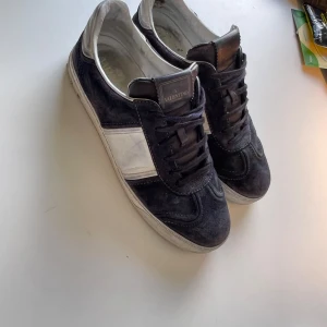 Valentino Garavani sneakers mocka - Sköna flycrews ända problemet är att de inte passar mig annars hade inte sålt dem. Liten skada vid vänster häl men det syns inte utifrån. Sen endast 5 spikar har ramlat av 2 vänster, 3 höger. Box dustbag finns. fler frågor bara att ställa. Pris 2700kr kan posta så fort som köps
