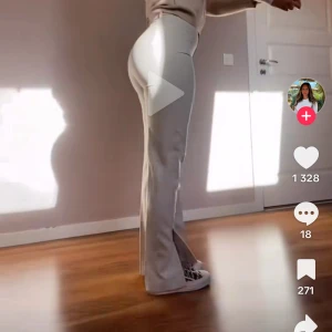 Beiga vida kostymbyxor från Zara XS - Snygga beiga kostymbyxor från Zara i storlek XS. Byxorna har hög midja, vida ben och slits nertill för en trendig look. Tillverkade i ett mjukt material som känns skönt mot huden. Perfekta att styla med sneakers eller klackar.   Helt nya med prislapp, aldrig använda. Nypris: 399kr