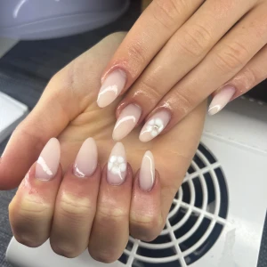 Gelenaglar 📍Umeå - Då jag börjat göra gelenaglar hemma för några månader sedan är jag nu redo att ta emot mina första kunder! Då jag fortfarande utvecklas tar jag endast 150-200 kr per sett (!!) 💖 Skicka ett dm så berättar jag mer och så löser vi en tid 🫶🏻💖